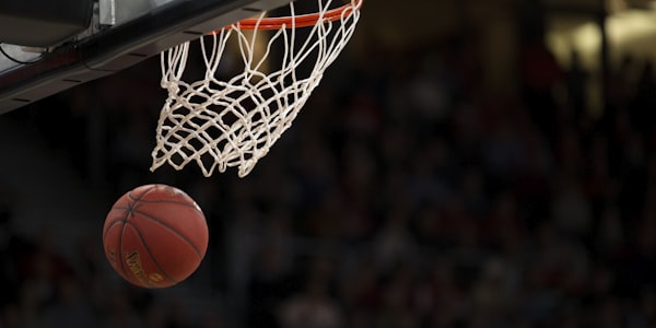 NBA篮球运动员在比赛中突破上篮的精彩瞬间